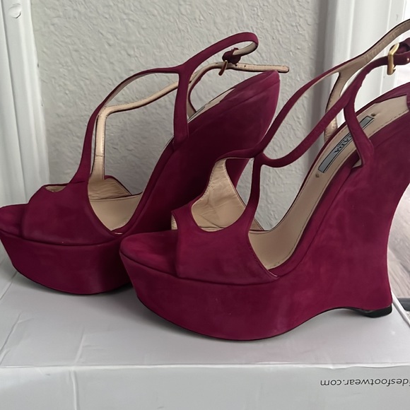 ‼️AUTHENTIC‼️PRADA Suede Magenta Open Toe Wedges 38.5 - Picture 1 of 8